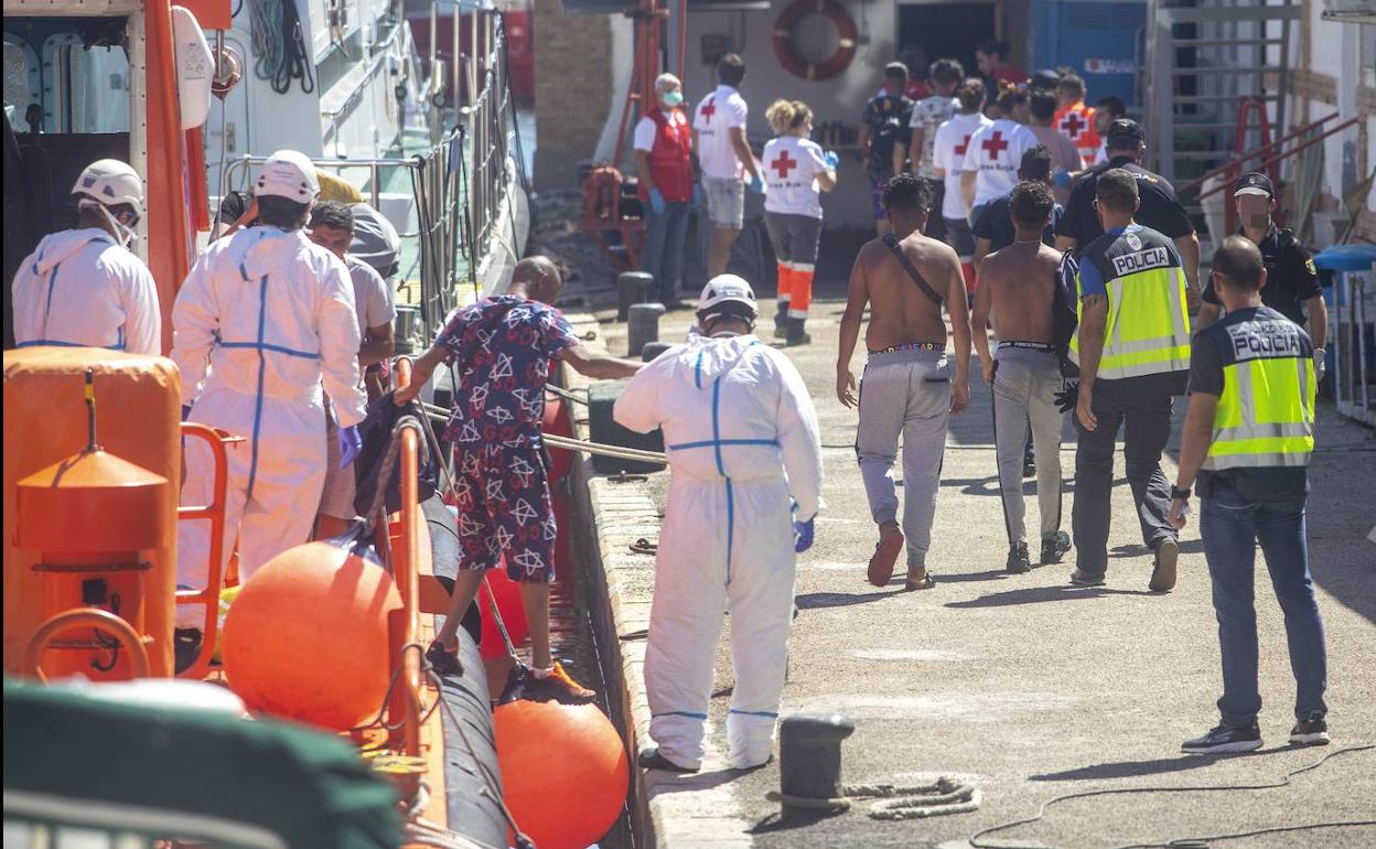 Llegada de inmigrantes al puerto de Cartagena, en una fotografía de archivo.
