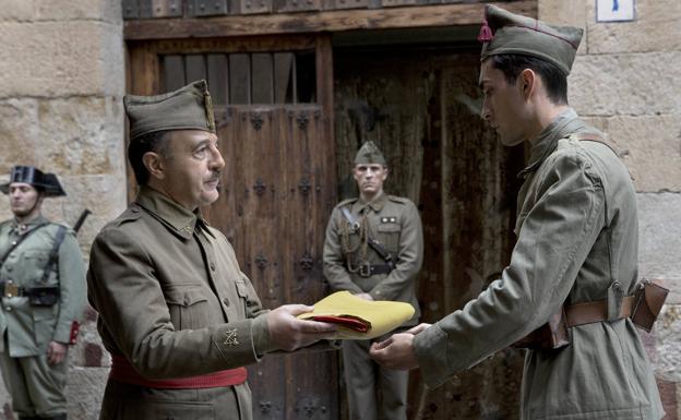 Franco (Santi Prego) ordena reemplazar la bandera republicana por la borbónica en 'Mientras dure la guerra'.