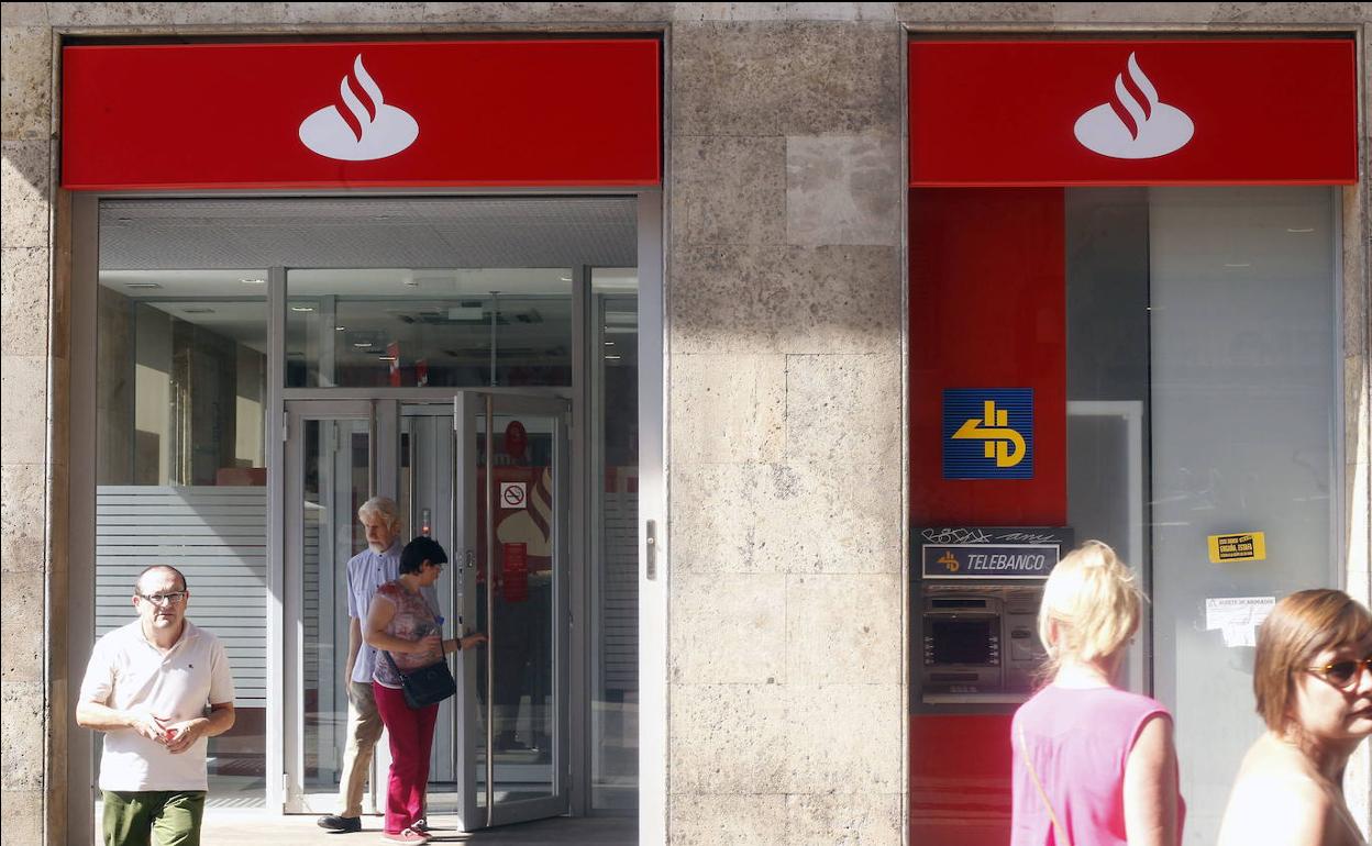 Sucursal del Banco Santander, en una fotografía de archivo.