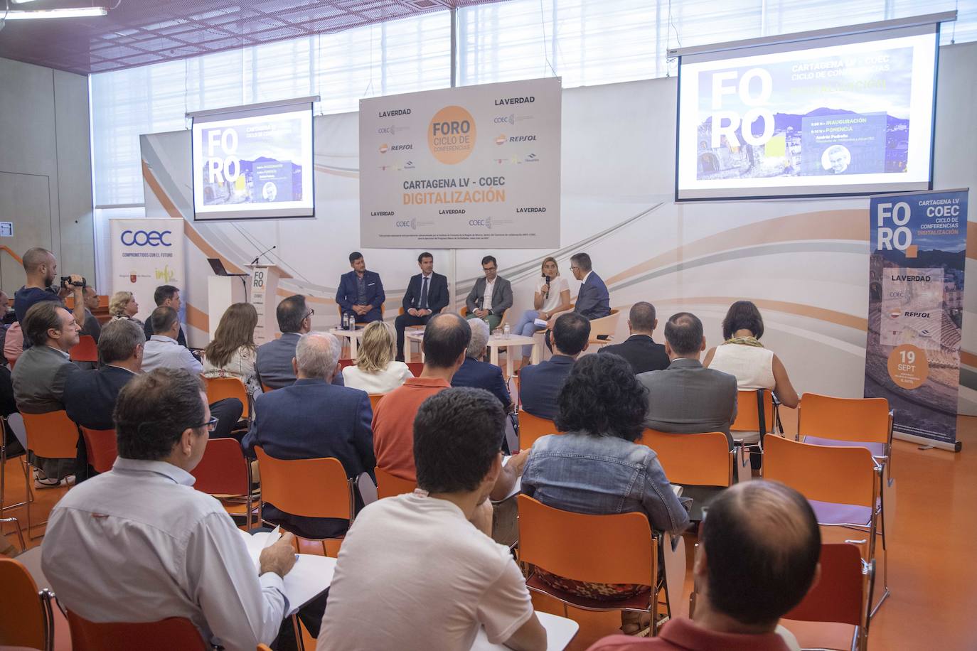 El Foro Ciclo de Conferencias La Verdad-COEC, celebrado ayer en el Auditorio y Palació de Congresos El Batel, en Cartagena, trató de arrojar luz acerca de los procesos de transformación digital que debe afrontar el empresariado con celeridad.