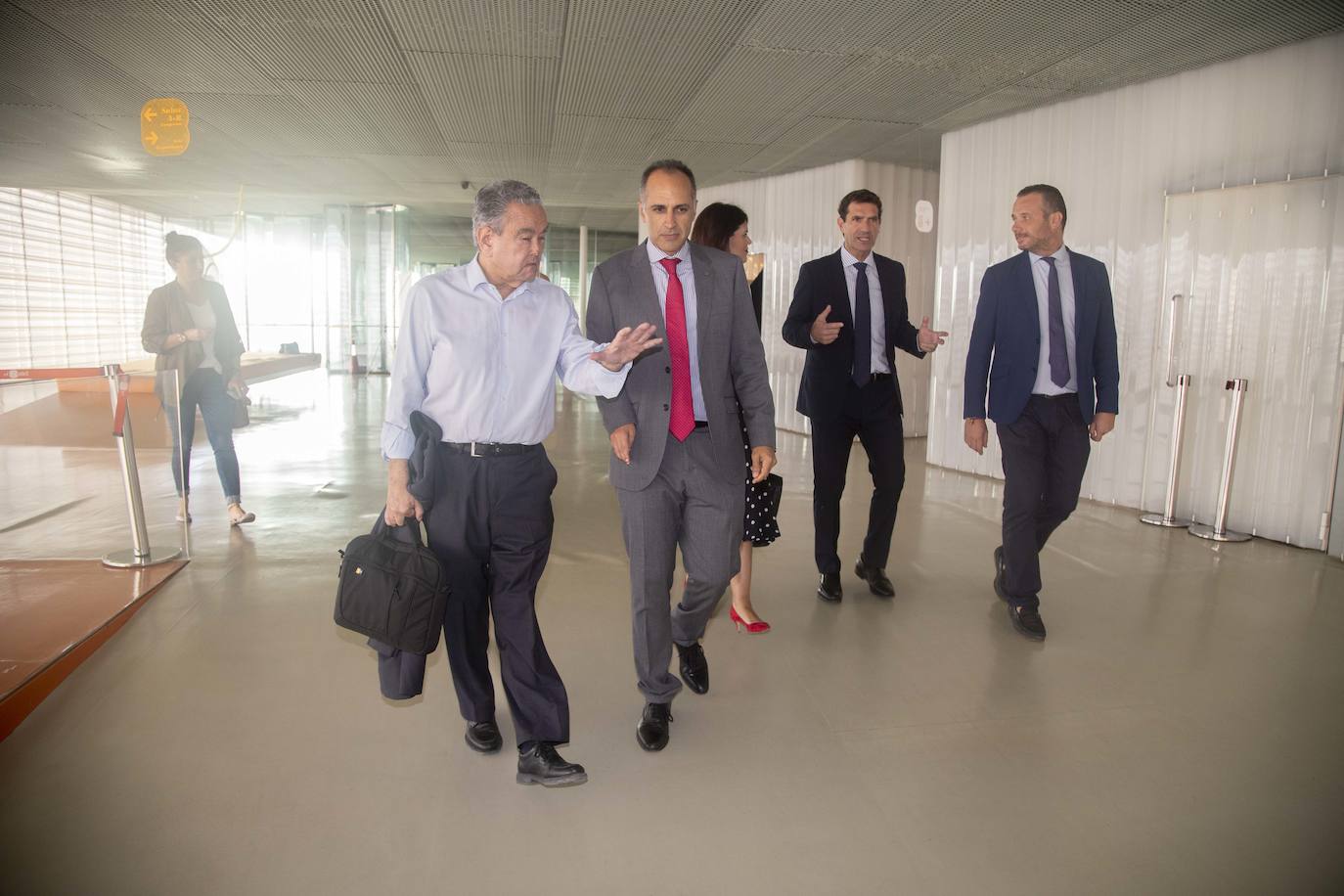 El Foro Ciclo de Conferencias La Verdad-COEC, celebrado ayer en el Auditorio y Palació de Congresos El Batel, en Cartagena, trató de arrojar luz acerca de los procesos de transformación digital que debe afrontar el empresariado con celeridad.