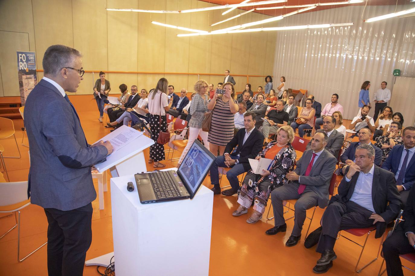 El Foro Ciclo de Conferencias La Verdad-COEC, celebrado ayer en el Auditorio y Palació de Congresos El Batel, en Cartagena, trató de arrojar luz acerca de los procesos de transformación digital que debe afrontar el empresariado con celeridad.