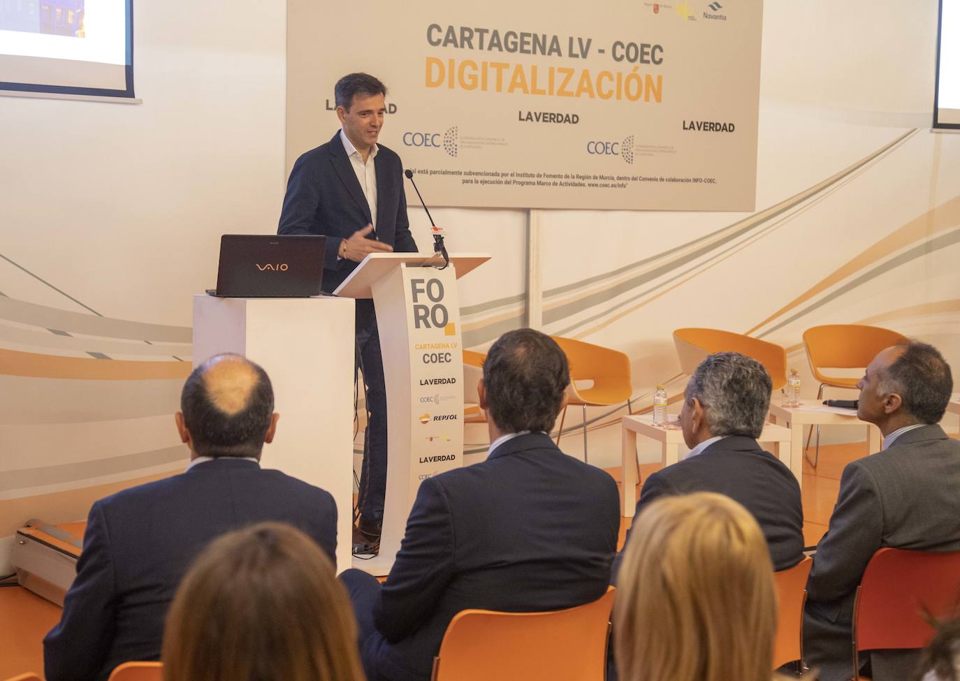 El Foro Ciclo de Conferencias La Verdad-COEC, celebrado ayer en el Auditorio y Palació de Congresos El Batel, en Cartagena, trató de arrojar luz acerca de los procesos de transformación digital que debe afrontar el empresariado con celeridad.