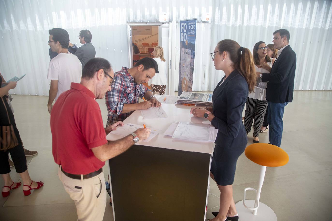 El Foro Ciclo de Conferencias La Verdad-COEC, celebrado ayer en el Auditorio y Palació de Congresos El Batel, en Cartagena, trató de arrojar luz acerca de los procesos de transformación digital que debe afrontar el empresariado con celeridad.