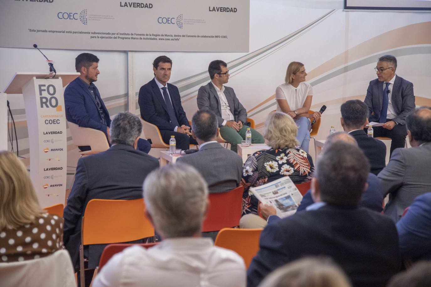 El Foro Ciclo de Conferencias La Verdad-COEC, celebrado ayer en el Auditorio y Palació de Congresos El Batel, en Cartagena, trató de arrojar luz acerca de los procesos de transformación digital que debe afrontar el empresariado con celeridad.