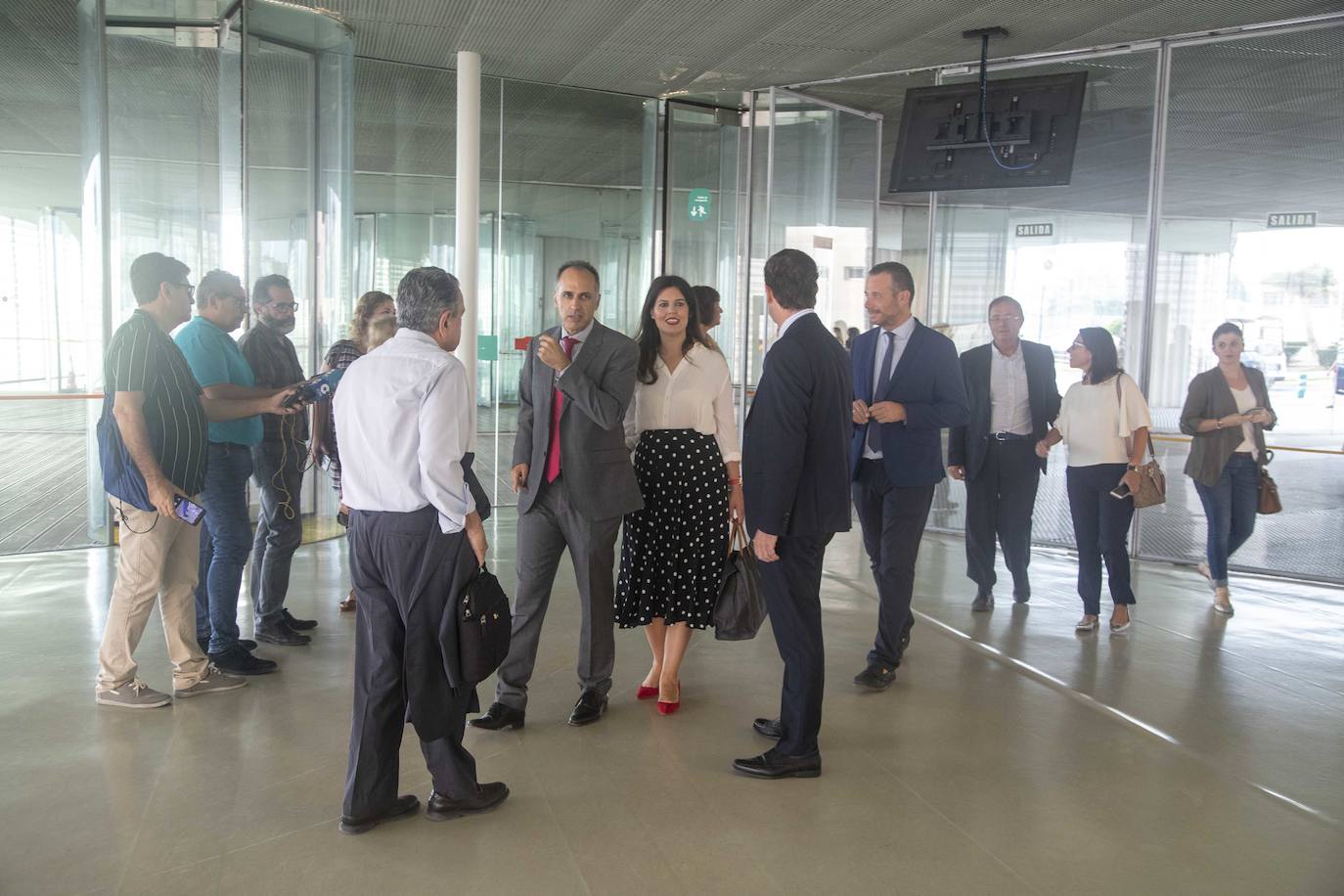 El Foro Ciclo de Conferencias La Verdad-COEC, celebrado ayer en el Auditorio y Palació de Congresos El Batel, en Cartagena, trató de arrojar luz acerca de los procesos de transformación digital que debe afrontar el empresariado con celeridad.