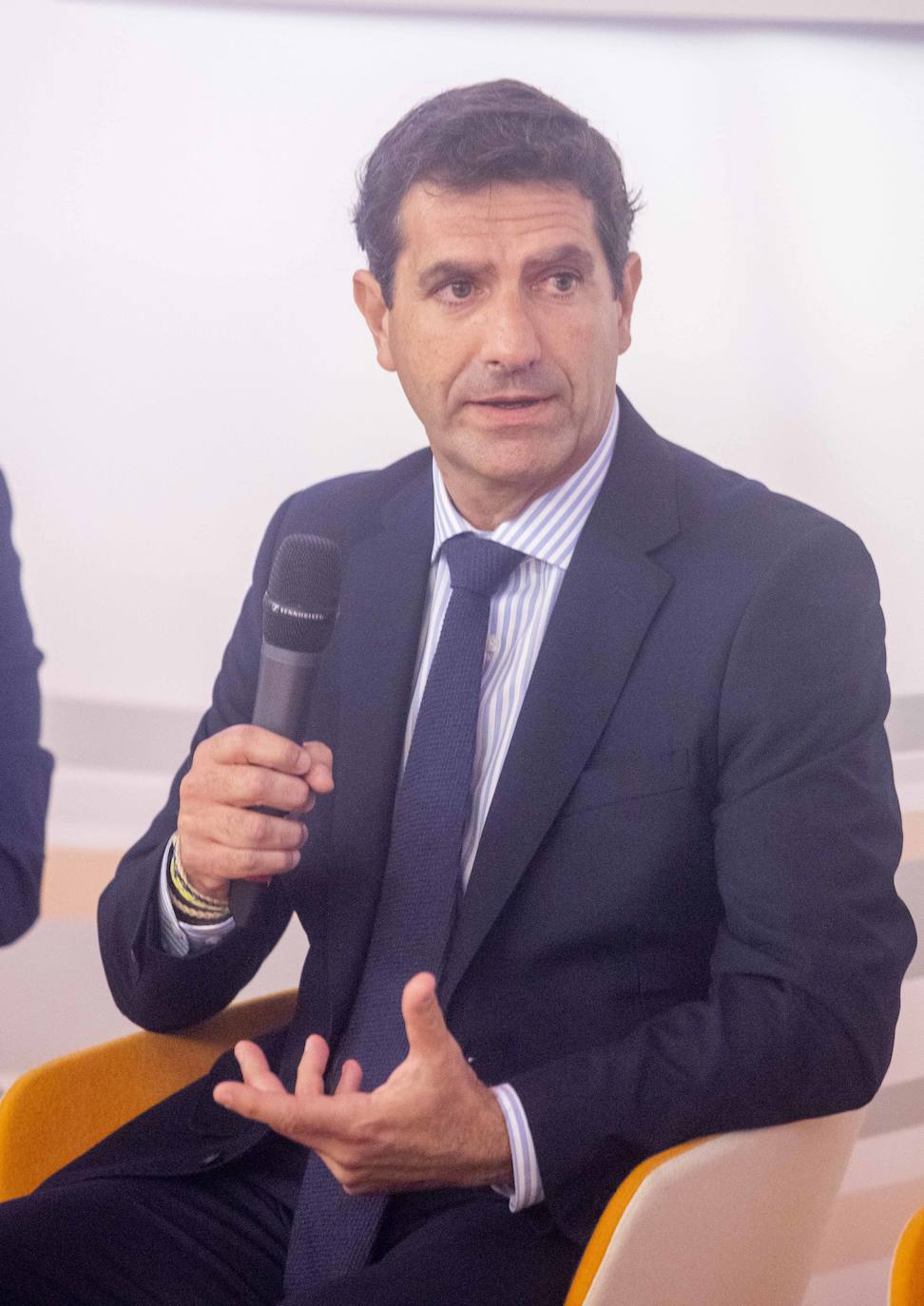 El Foro Ciclo de Conferencias La Verdad-COEC, celebrado ayer en el Auditorio y Palació de Congresos El Batel, en Cartagena, trató de arrojar luz acerca de los procesos de transformación digital que debe afrontar el empresariado con celeridad.