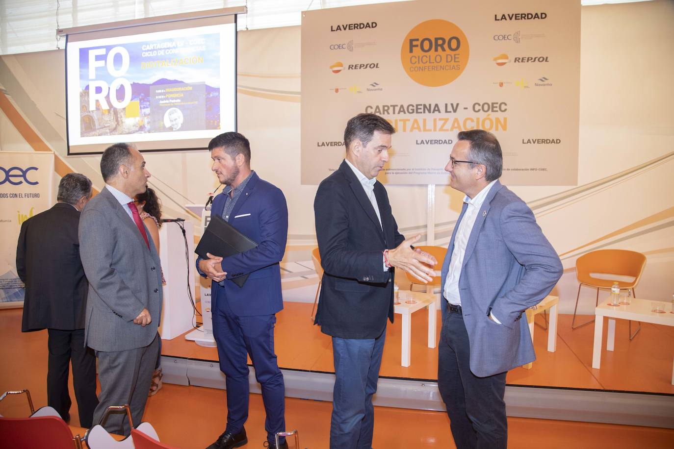 El Foro Ciclo de Conferencias La Verdad-COEC, celebrado ayer en el Auditorio y Palació de Congresos El Batel, en Cartagena, trató de arrojar luz acerca de los procesos de transformación digital que debe afrontar el empresariado con celeridad.