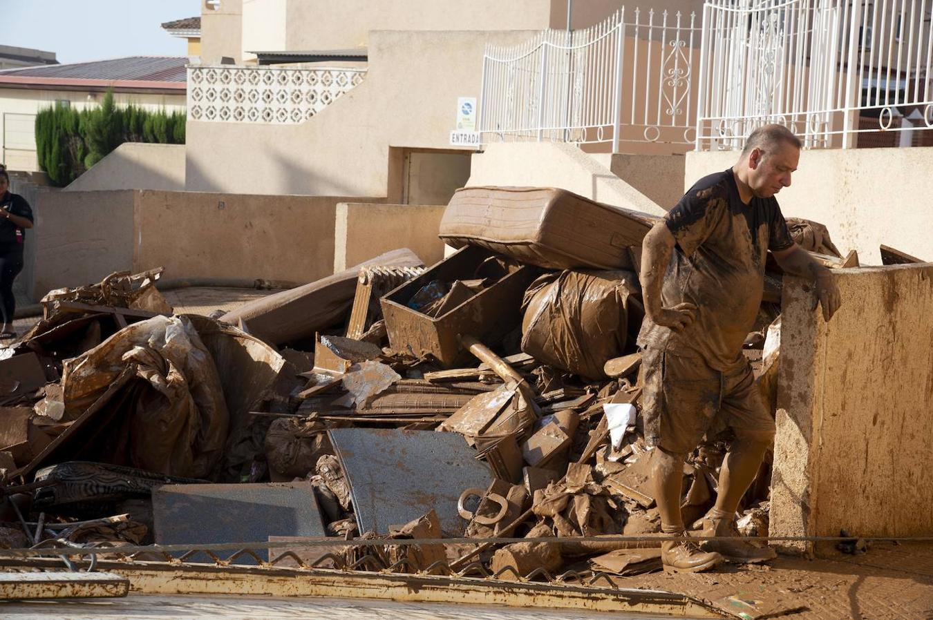 Un hombre, resignado, junto a sus pertenencias, destrozadas por la DANA en Los Nietos.