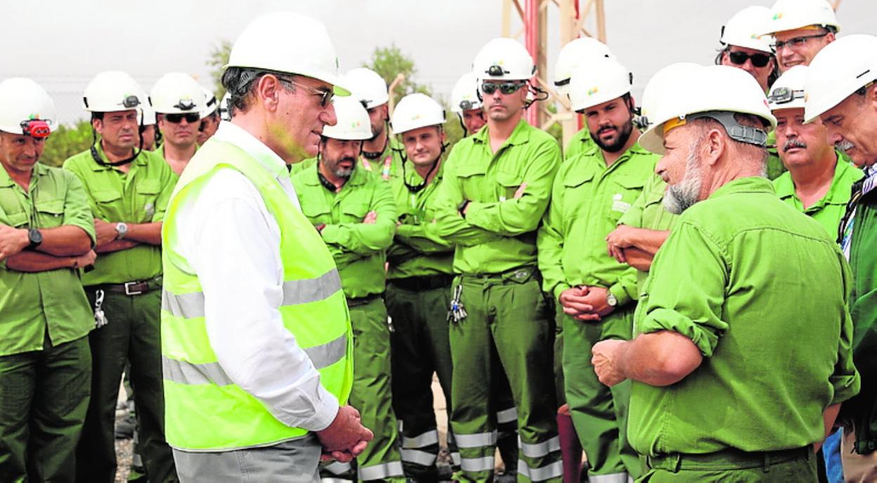 Galán, durante su encuentro ayer con los trabajadores. 