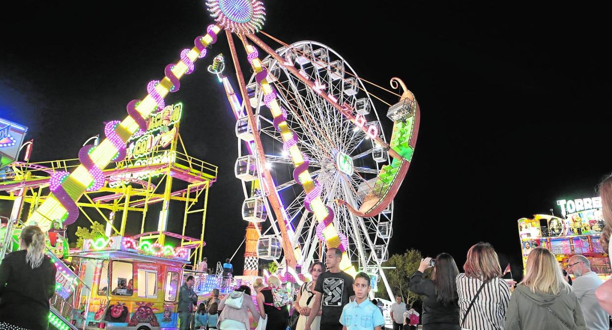 Atracciones del recinto ferial, tras la inauguración anoche. 