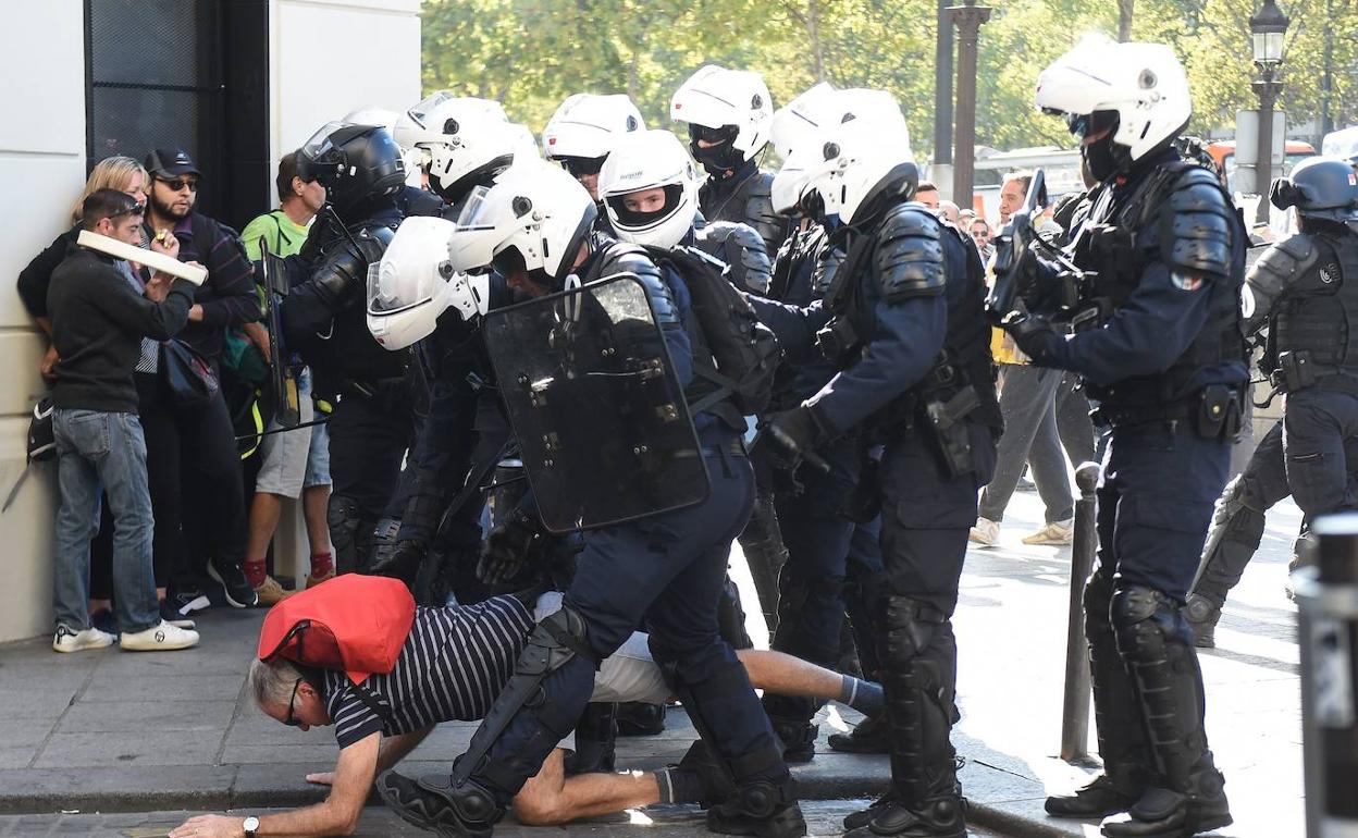 La Policía reduce a un manifestante, en París.