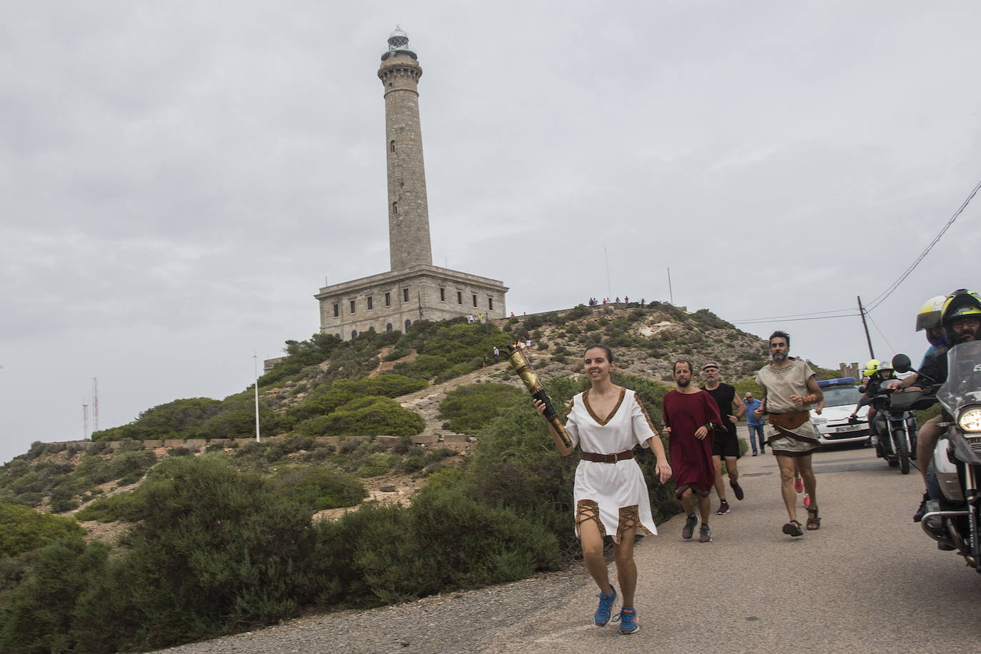 La Ruta Iter Ignis comenzó en Cabo de Palos y reunió a una veintena de relevistas.