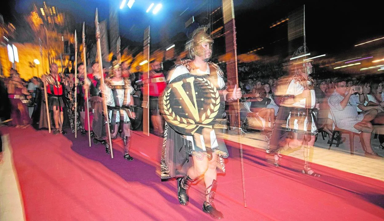 Marcha de las tropas carthaginesas al ritmo de los tambores de guerra, ayer en el auditorio del puerto. 
