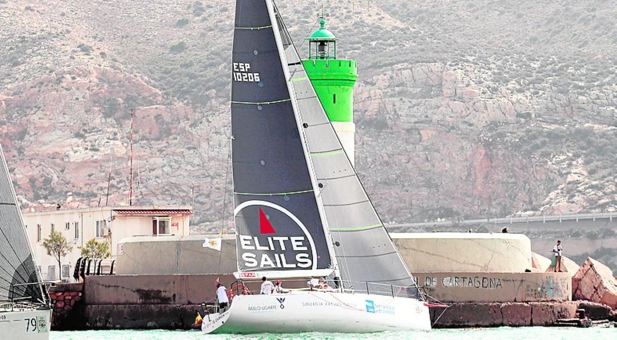'El Carmen', ayer, en la salida de Cartagena. 