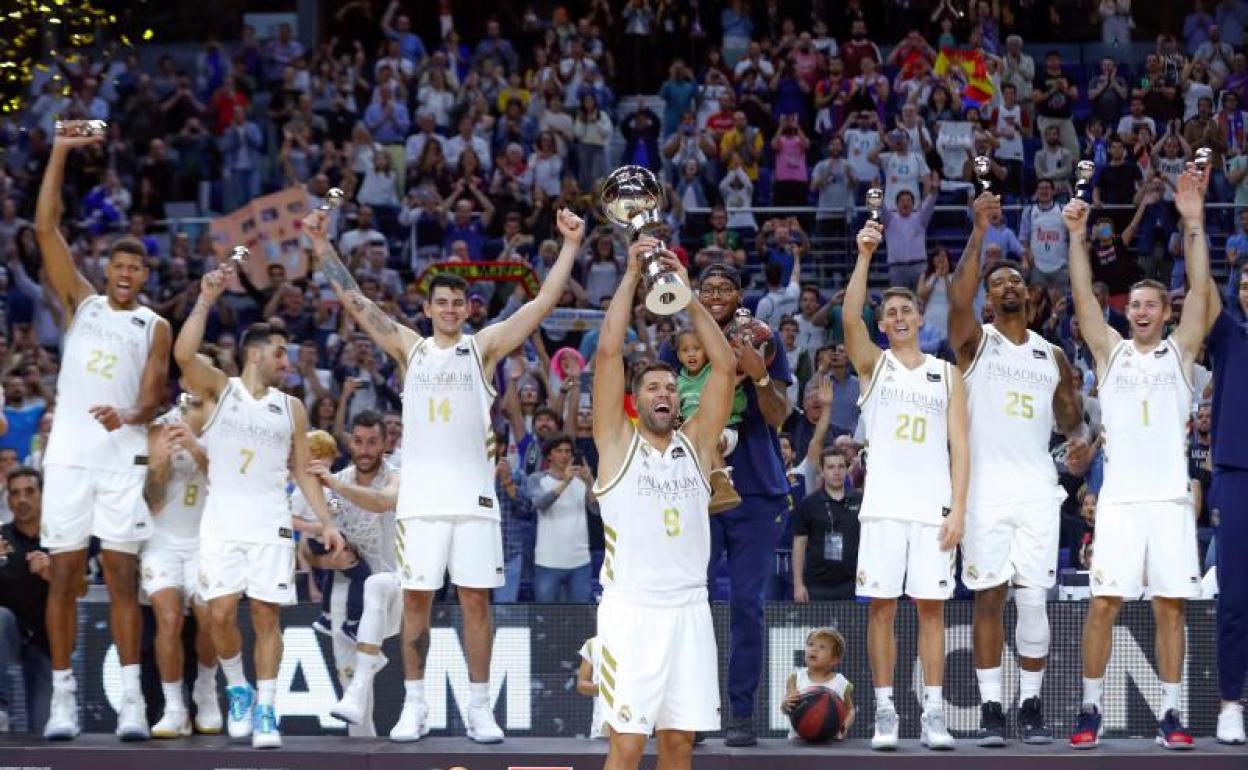 Los jugadores del Real Madrid celebran la Supercopa en el WiZink Center.