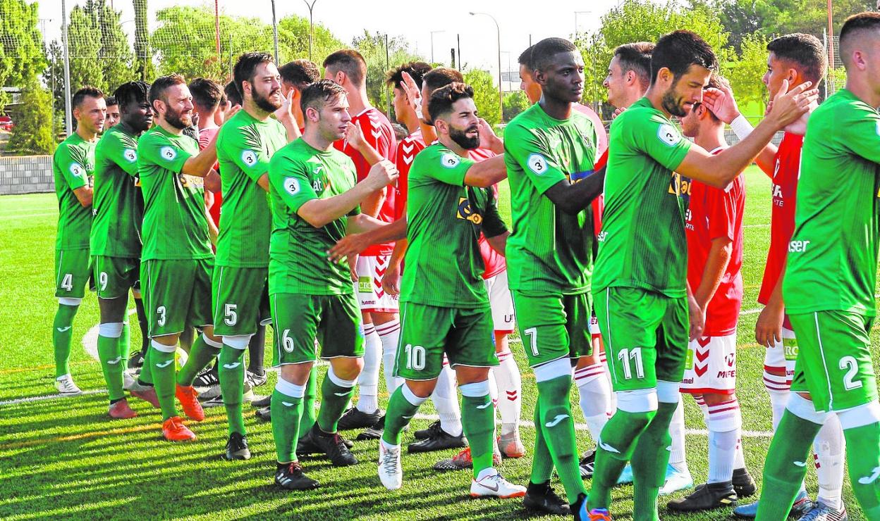 Jugadores de Los Garres saludan a los del Real Murcia Imperial en el partido de la segunda jornada liguera. 