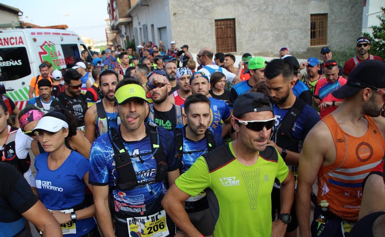 Los corredores antes de la salida de la prueba.