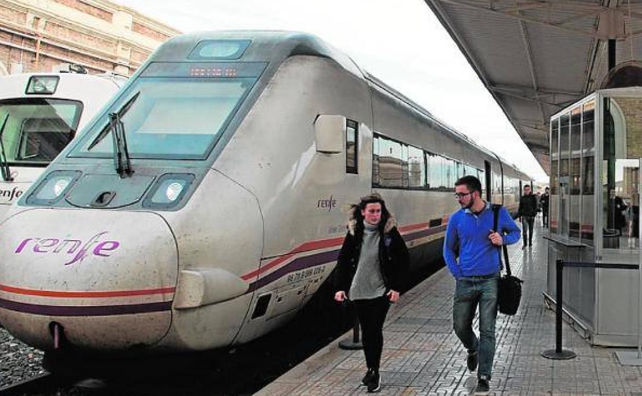 Llegada de un tren desde Murcia, en una foto de archivo.