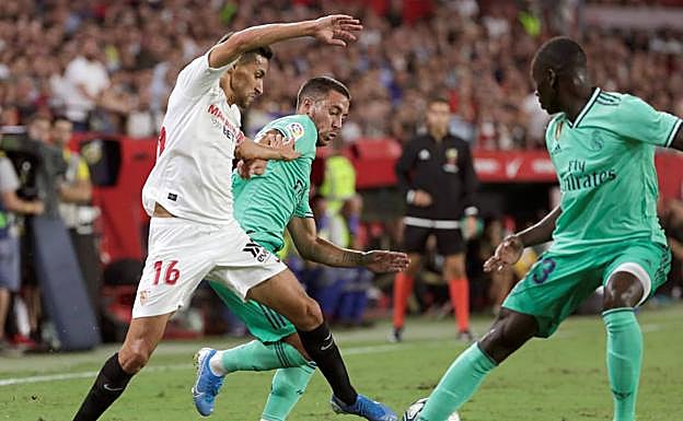 Eden Hazard ayudó en defensa a Mendy. 