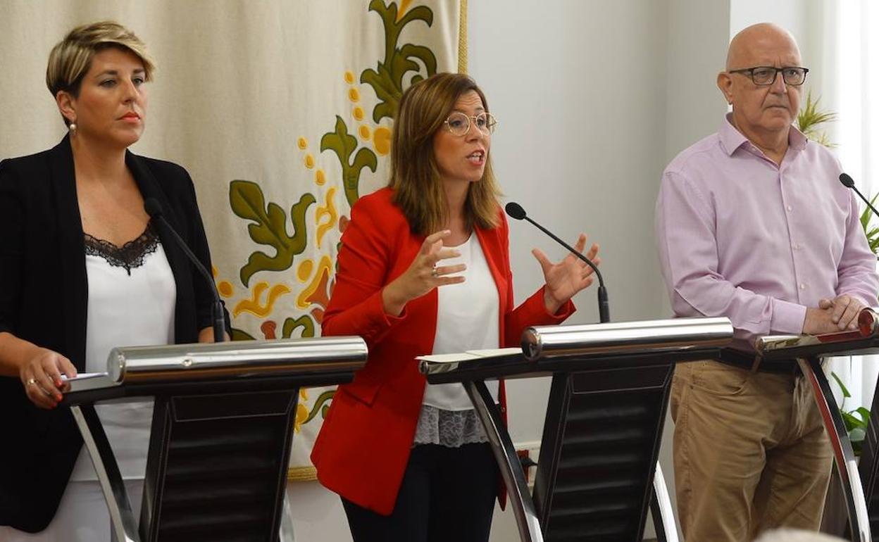 Noelia Arroyo (PP), Ana Belén Castejón (PSOE) y Manuel Padín (Cs), en la rueda de prensa de este lunes.