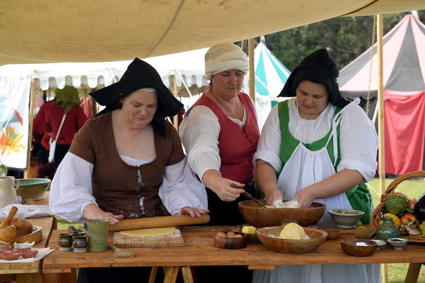 Varios caballeros compiten en la tradicional Feria Medieval de St Ives en Sídney, Australia.
