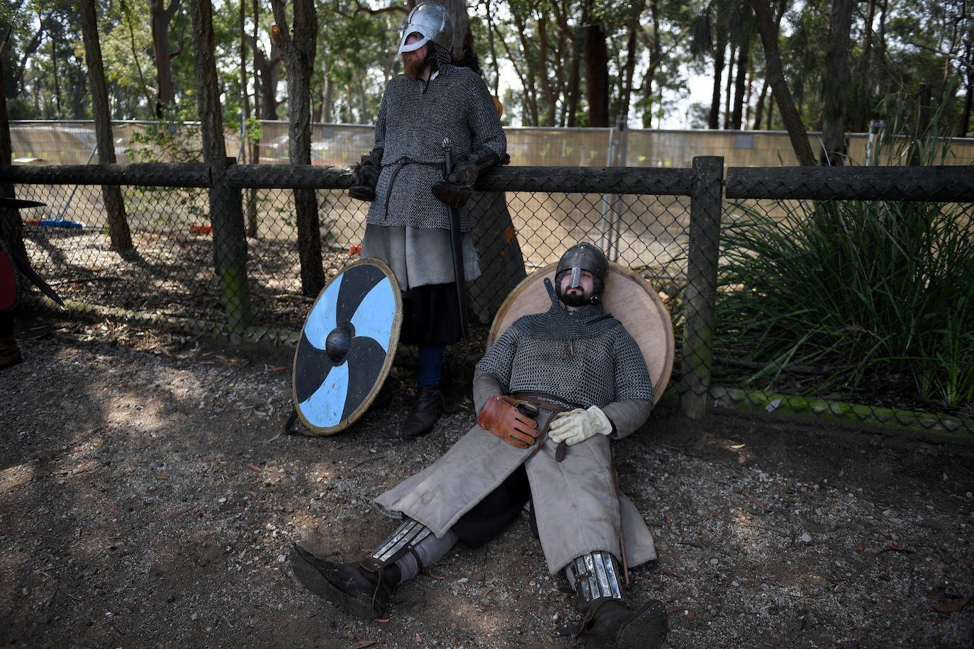 Varios caballeros compiten en la tradicional Feria Medieval de St Ives en Sídney, Australia.