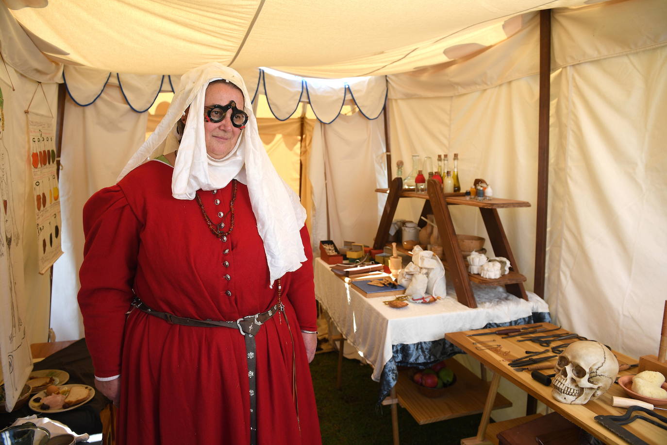 Varios caballeros compiten en la tradicional Feria Medieval de St Ives en Sídney, Australia.
