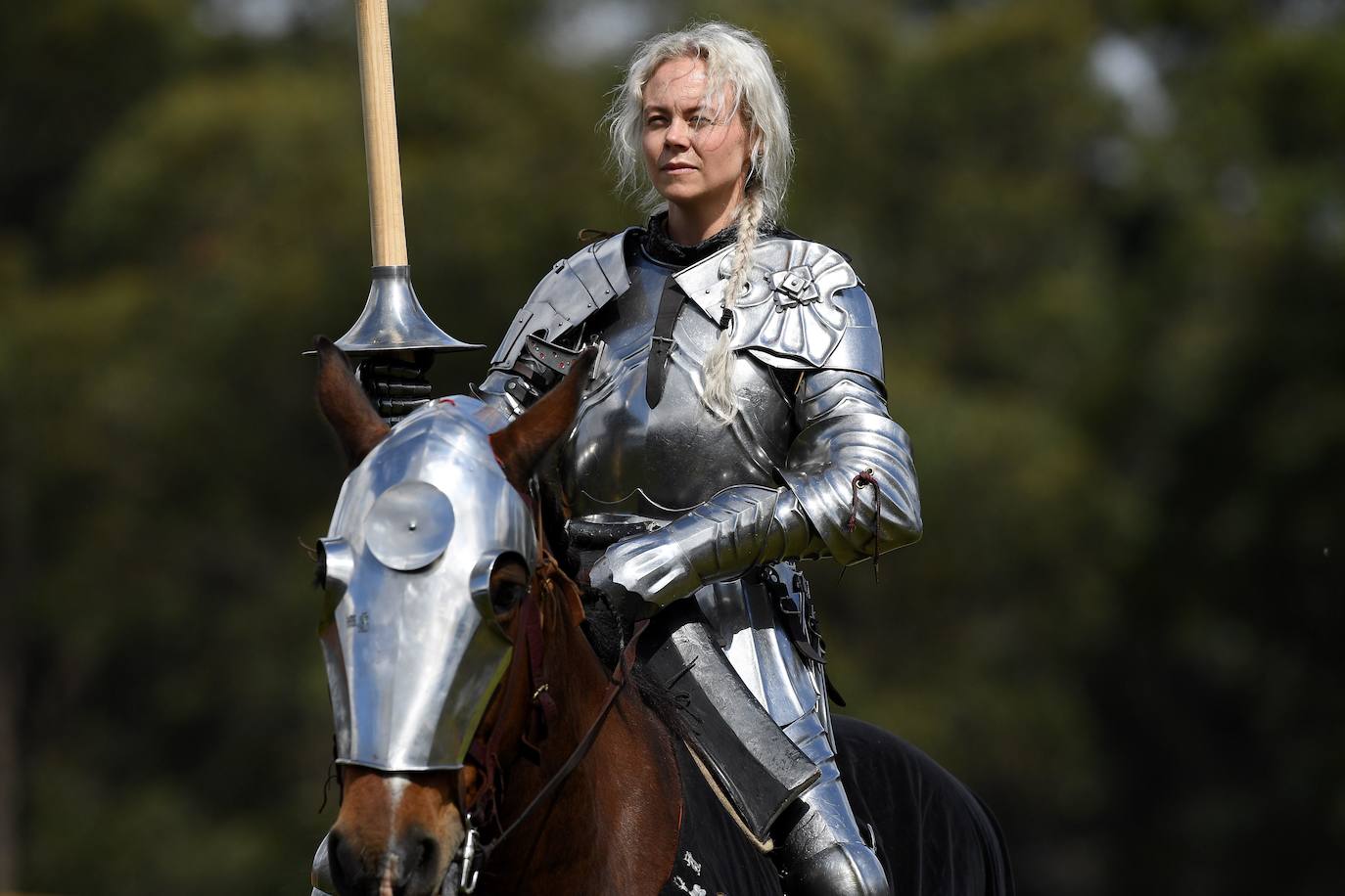 Varios caballeros compiten en la tradicional Feria Medieval de St Ives en Sídney, Australia.