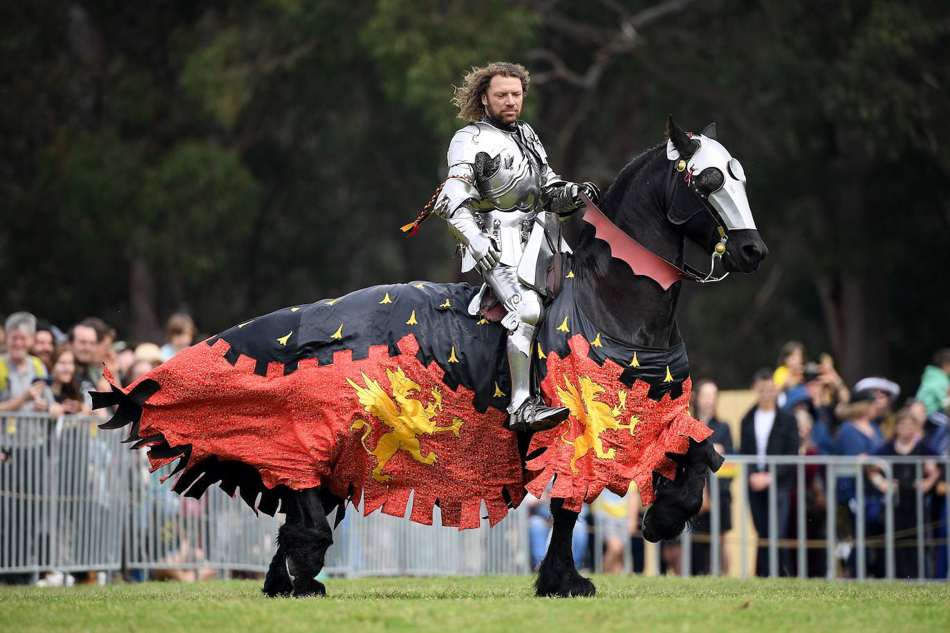 Varios caballeros compiten en la tradicional Feria Medieval de St Ives en Sídney, Australia.