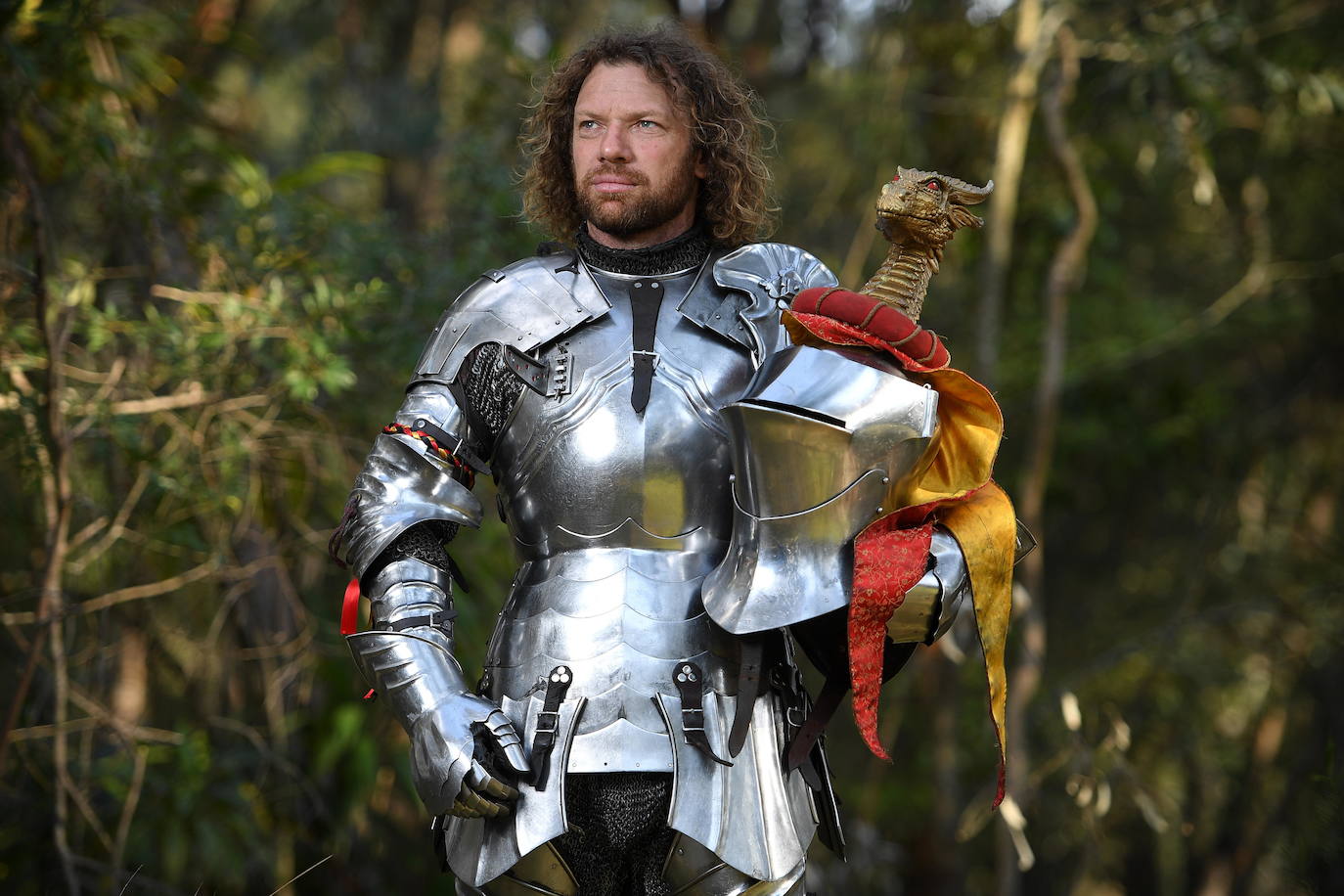 Varios caballeros compiten en la tradicional Feria Medieval de St Ives en Sídney, Australia.