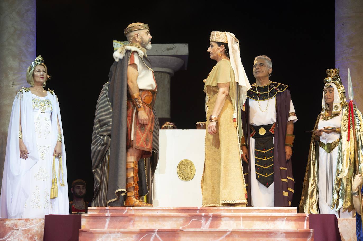 El espectáculo de luz y sonido brilló durante más de una hora y media en un escenario de cien metros de ancho, con dos grandes pantallas de vídeo.