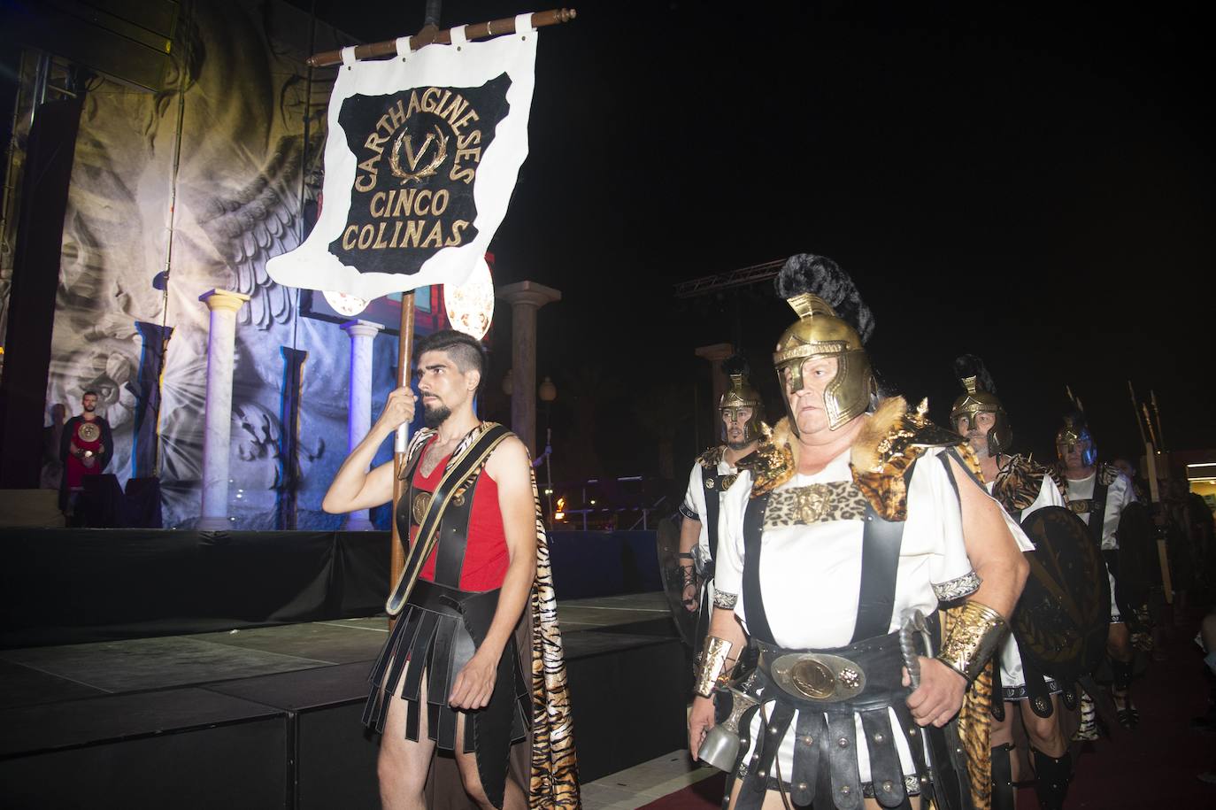 El espectáculo de luz y sonido brilló durante más de una hora y media en un escenario de cien metros de ancho, con dos grandes pantallas de vídeo.