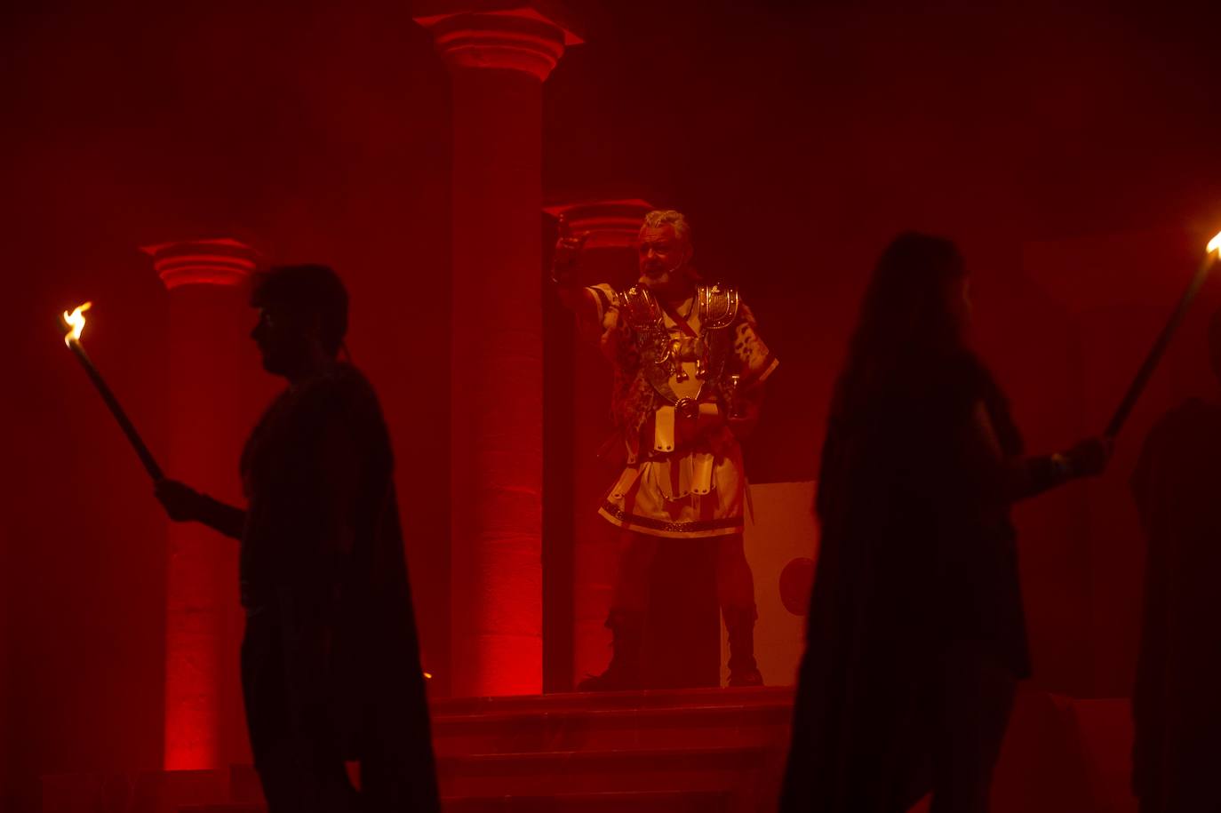 El espectáculo de luz y sonido brilló durante más de una hora y media en un escenario de cien metros de ancho, con dos grandes pantallas de vídeo.