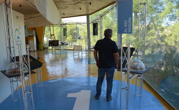 Un trabajador del centro, en el interior de las instalaciones. 