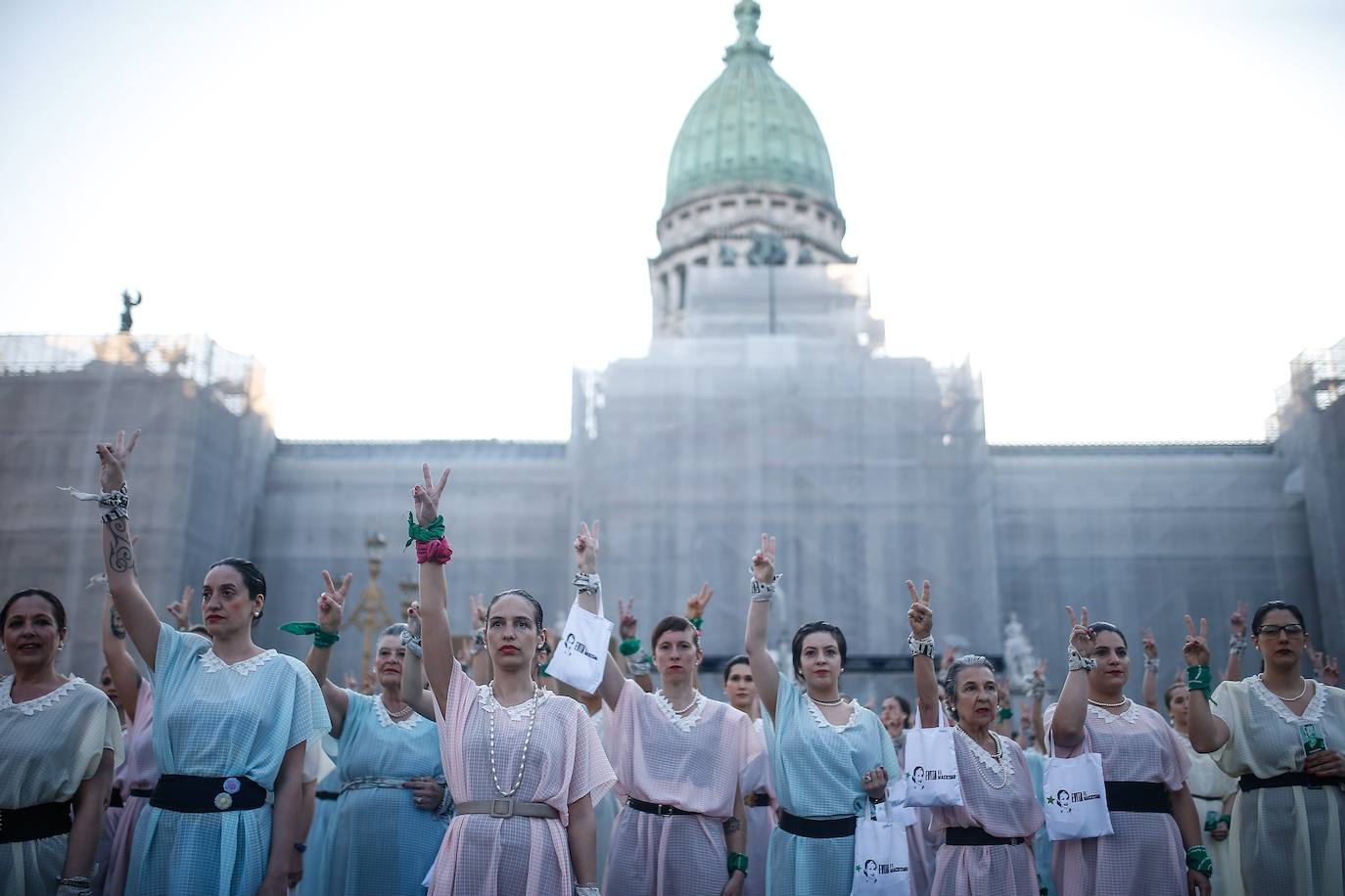 Integrantes de la agrupación «Comando Evita» se reúnen frente al Congreso argentino, en Buenos Aires, para celebrar el 72 aniversario desde que se promulgó la ley de sufragio femenino, conocida como «Ley Evita», en referencia a Eva Duarte, célebre esposa de Juan Domingo Perón.