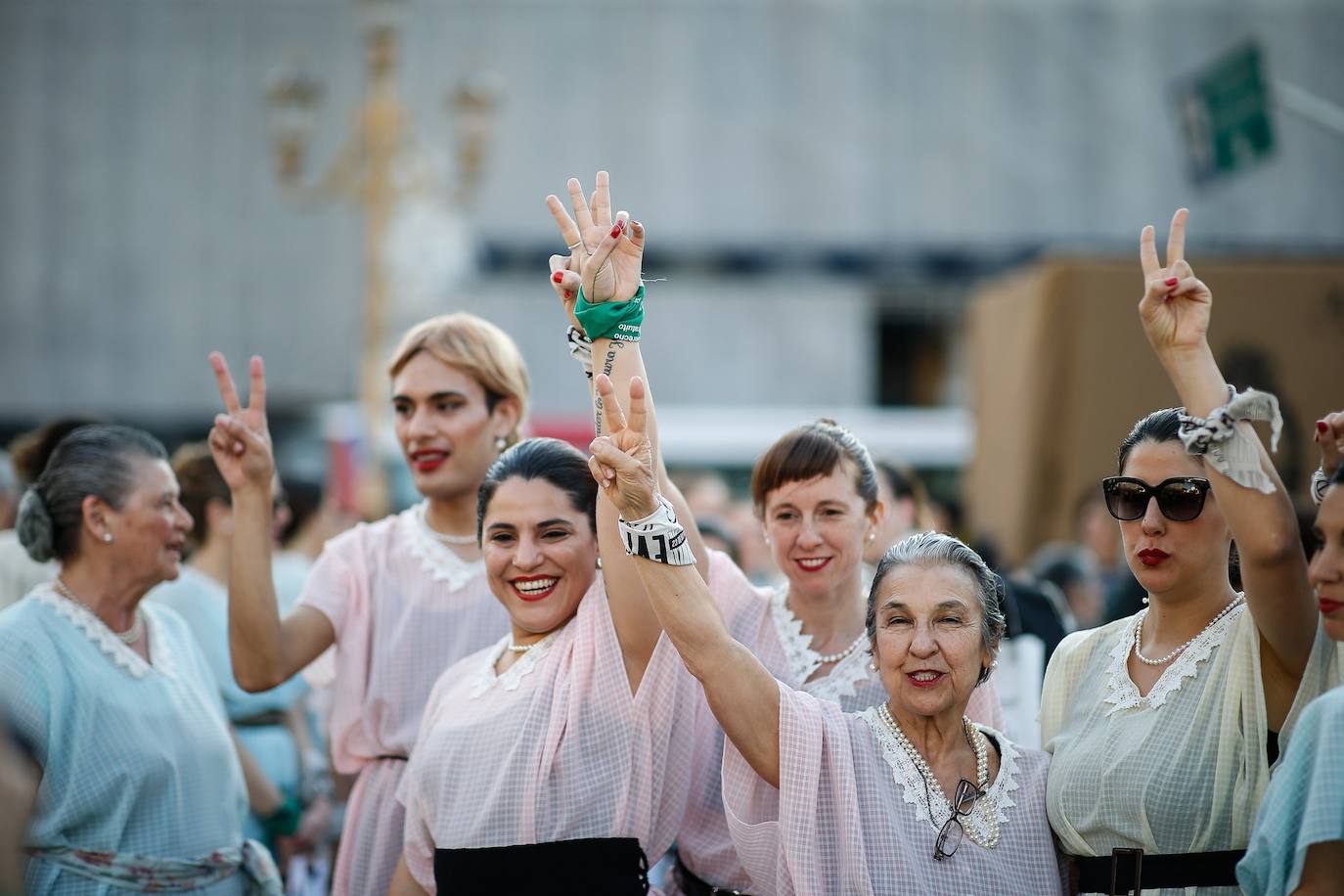 Integrantes de la agrupación «Comando Evita» se reúnen frente al Congreso argentino, en Buenos Aires, para celebrar el 72 aniversario desde que se promulgó la ley de sufragio femenino, conocida como «Ley Evita», en referencia a Eva Duarte, célebre esposa de Juan Domingo Perón.