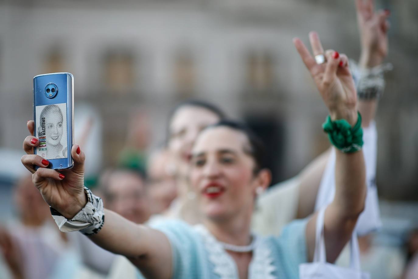 Integrantes de la agrupación «Comando Evita» se reúnen frente al Congreso argentino, en Buenos Aires, para celebrar el 72 aniversario desde que se promulgó la ley de sufragio femenino, conocida como «Ley Evita», en referencia a Eva Duarte, célebre esposa de Juan Domingo Perón.