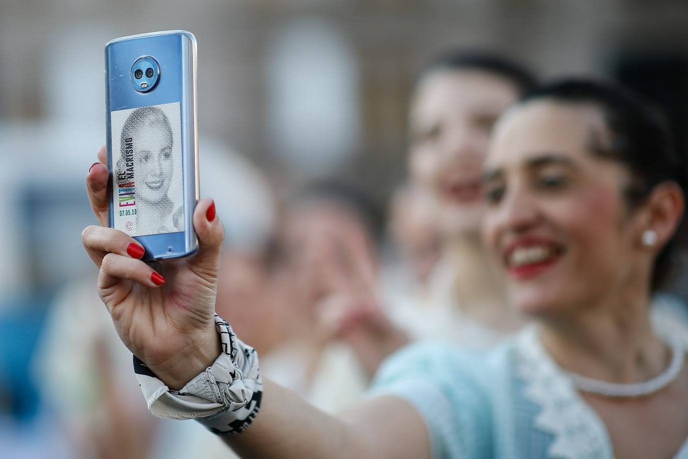 Integrantes de la agrupación «Comando Evita» se reúnen frente al Congreso argentino, en Buenos Aires, para celebrar el 72 aniversario desde que se promulgó la ley de sufragio femenino, conocida como «Ley Evita», en referencia a Eva Duarte, célebre esposa de Juan Domingo Perón.