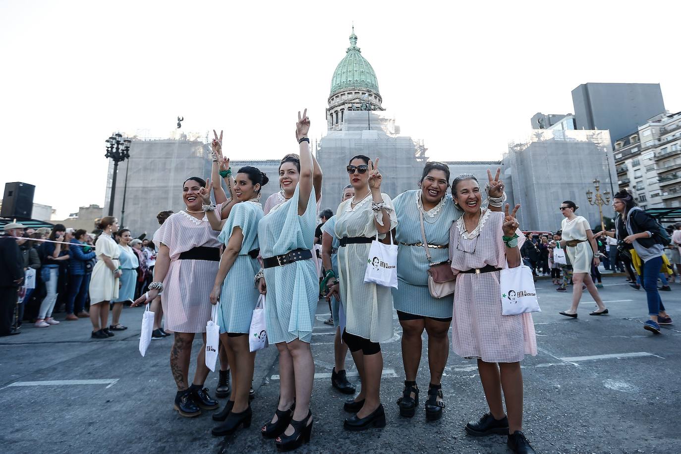 Integrantes de la agrupación «Comando Evita» se reúnen frente al Congreso argentino, en Buenos Aires, para celebrar el 72 aniversario desde que se promulgó la ley de sufragio femenino, conocida como «Ley Evita», en referencia a Eva Duarte, célebre esposa de Juan Domingo Perón.