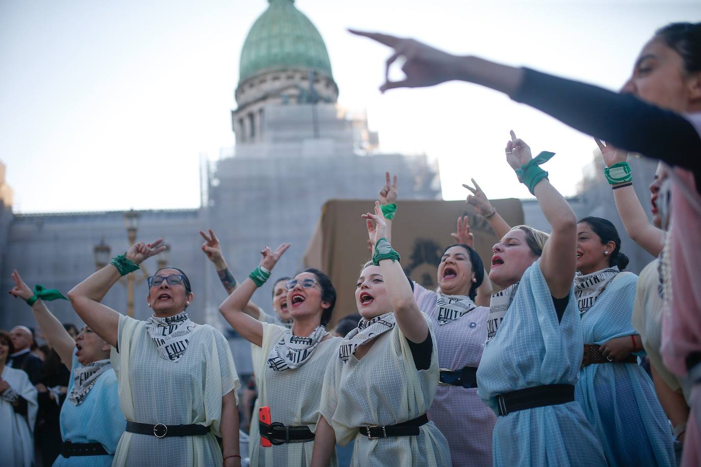 Integrantes de la agrupación «Comando Evita» se reúnen frente al Congreso argentino, en Buenos Aires, para celebrar el 72 aniversario desde que se promulgó la ley de sufragio femenino, conocida como «Ley Evita», en referencia a Eva Duarte, célebre esposa de Juan Domingo Perón.