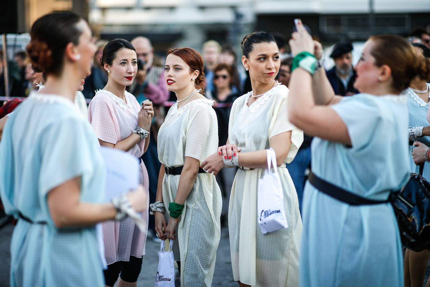 Integrantes de la agrupación «Comando Evita» se reúnen frente al Congreso argentino, en Buenos Aires, para celebrar el 72 aniversario desde que se promulgó la ley de sufragio femenino, conocida como «Ley Evita», en referencia a Eva Duarte, célebre esposa de Juan Domingo Perón.