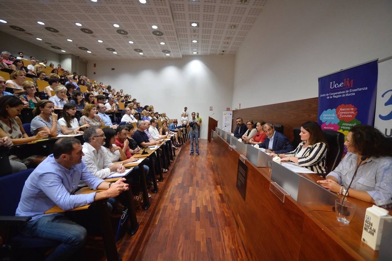 Las cooperativas de enseñanza, que gestionan ya 90 centro en la Región y dan empleo a más de 6.000 trabajadores, exigieron ayer a la Consejería de Educación más celeridad para cubrir las bajas de los profesores y maestros.