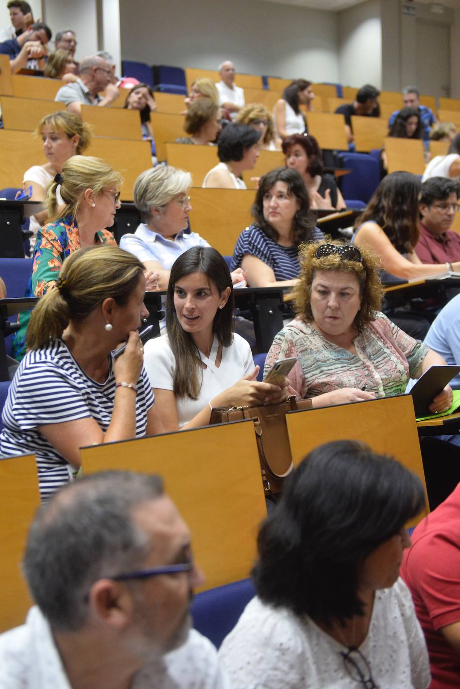 Las cooperativas de enseñanza, que gestionan ya 90 centro en la Región y dan empleo a más de 6.000 trabajadores, exigieron ayer a la Consejería de Educación más celeridad para cubrir las bajas de los profesores y maestros.