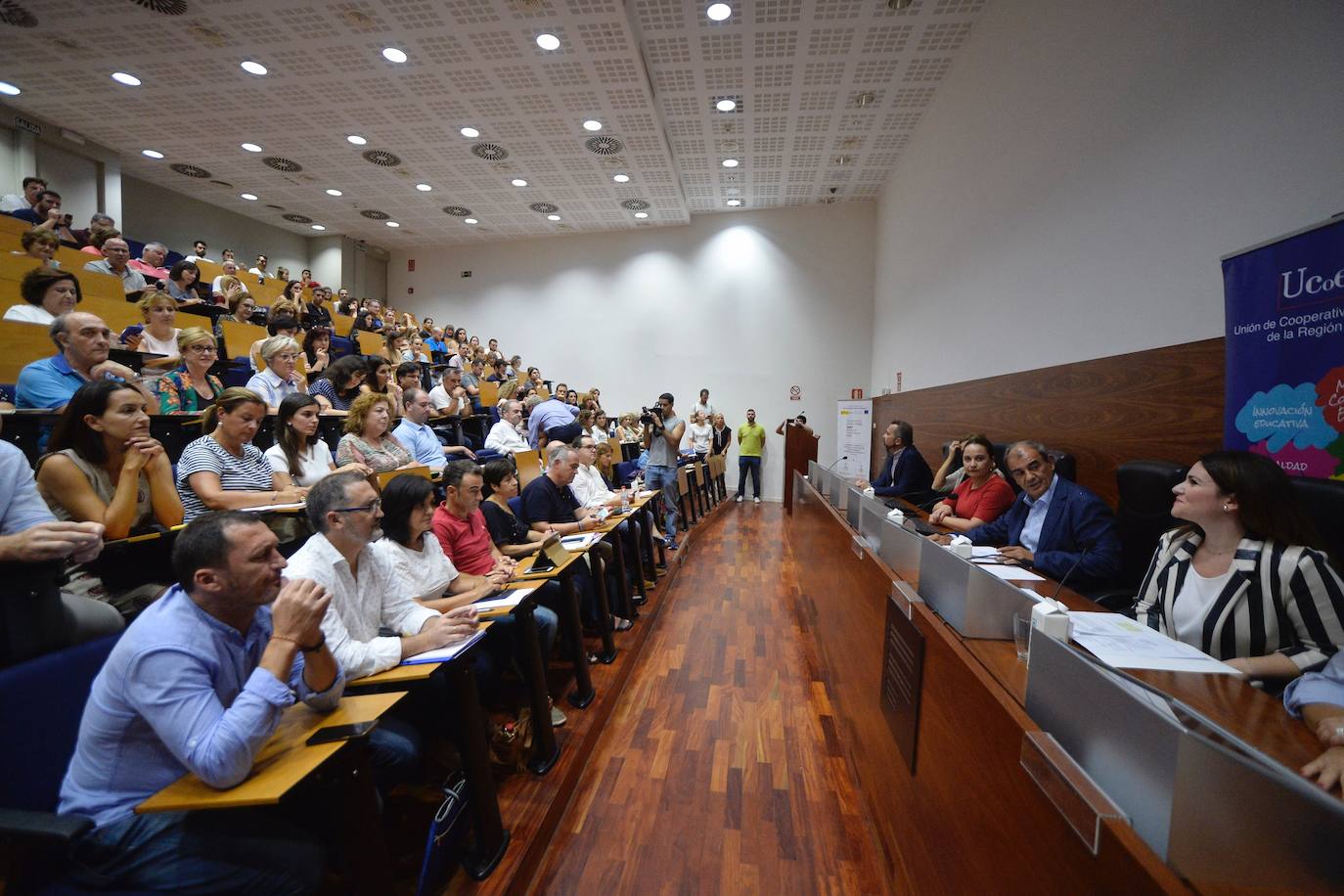 Las cooperativas de enseñanza, que gestionan ya 90 centro en la Región y dan empleo a más de 6.000 trabajadores, exigieron ayer a la Consejería de Educación más celeridad para cubrir las bajas de los profesores y maestros.