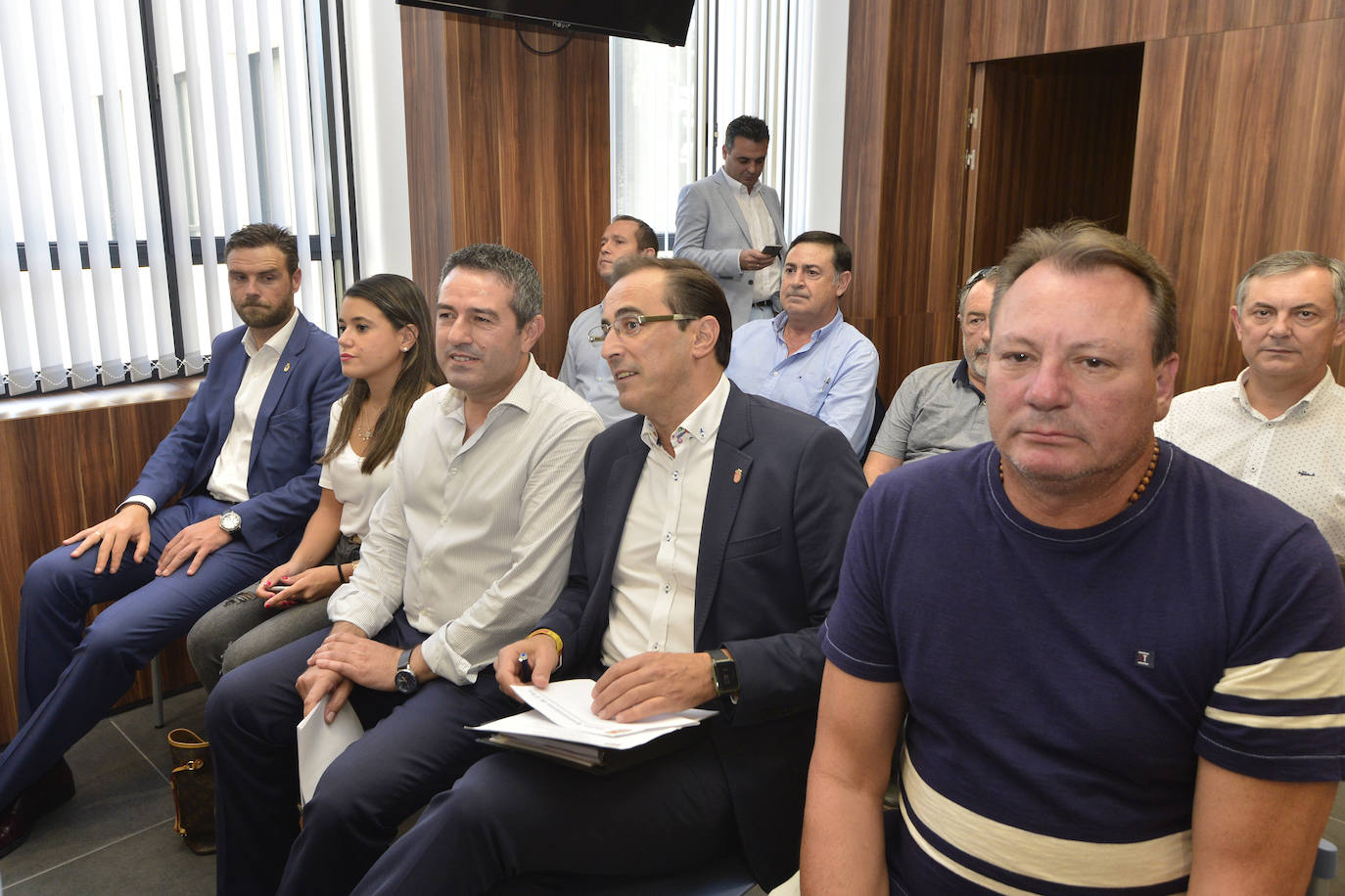 Los 45 alcaldes de los municipios de la Región acudieron a la reunión convocada por la Delegación de Gobierno para tratar cuestiones relativas al Decreto Extraordinario de Ayudas tras la DAN