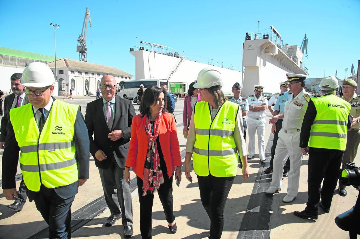 La ministra Margarita Robles conversa con la presidenta de Navantia, Susana de Sarria, ayer en el astillero de Navantia en Cartagena.