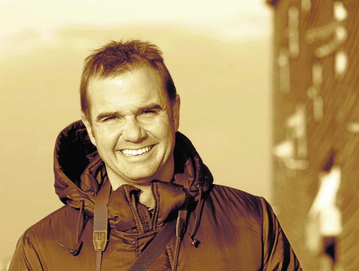 Raúl Tola vive actualmente en Madrid tras una amplia trayectoria al frente de noticieros y programas de televisión en Perú. 