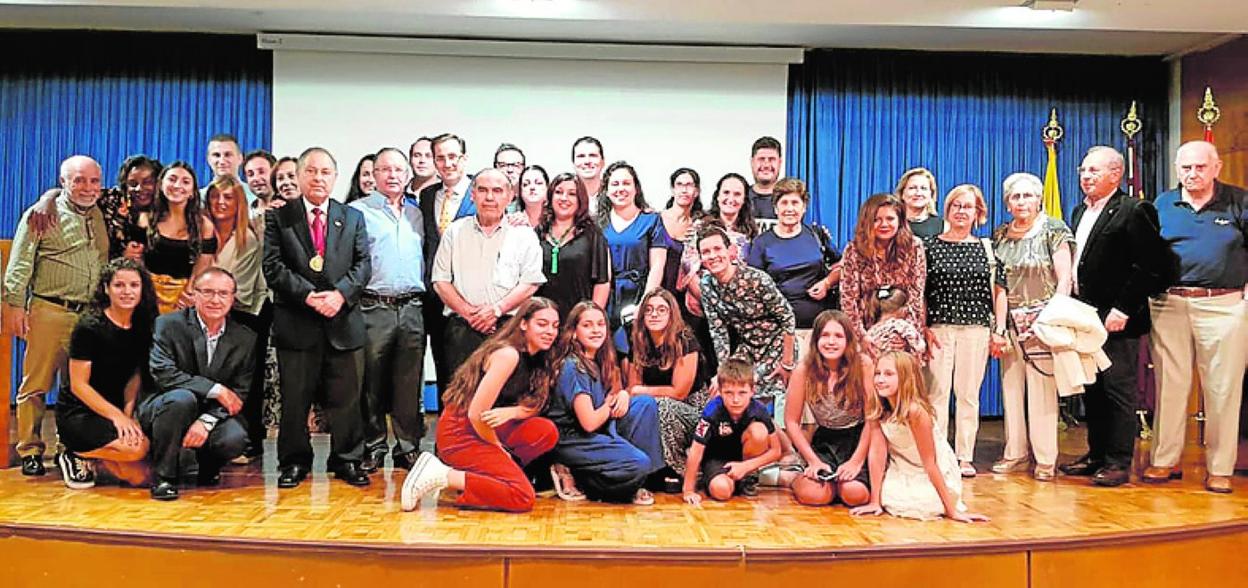 Carrillo (con traje azul y medalla, a la izquierda), tras el acto. 
