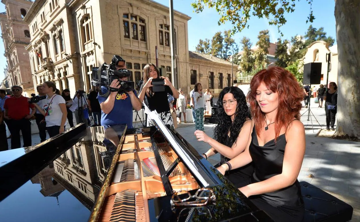 Las pianistas Acacia Rico y Lidia Haro, amenizando la presentación de la Feria del Libro de Murcia. 
